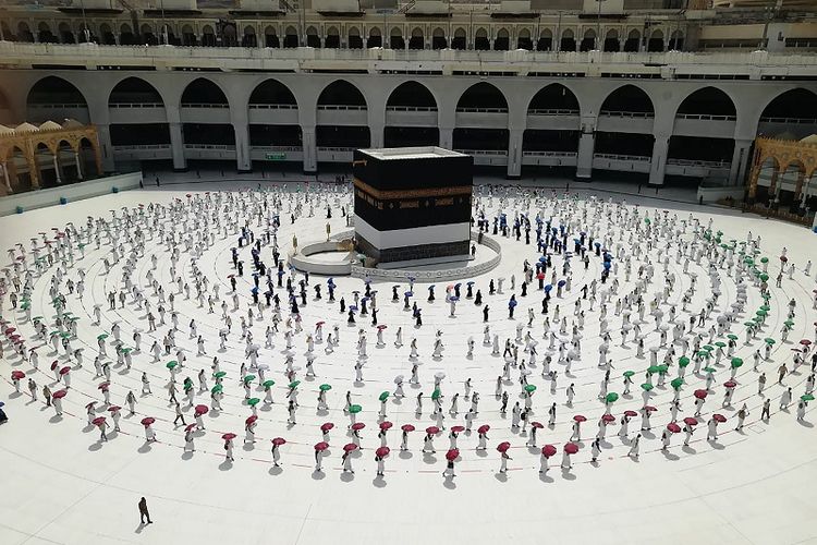 Ratusan jemaah Muslim mengelilingi Ka'bah, bangunan berbentuk kubus di Masjid Al Haram, sembari menerapkan jaga jarak sosial untuk melindungi diri dari virus corona, di kota suci Muslim di Mekkah, Arab Saudi, Rabu, 29 Juli, 2020.