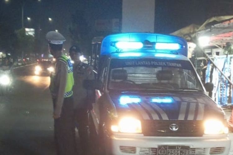 Anggota polisi lalu lintas saat melakukan olah TKP kasus kecelakaan lalu lintas yang menewaskan seorang pengendara sepeda motor, di Jalan HR Soebrantas, Kota Pekanbaru, Riau, Kamis (27/6/2024).