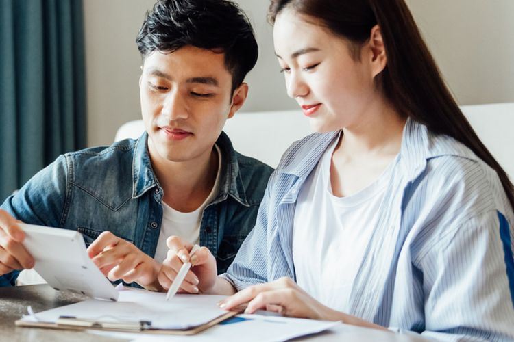 Ilustrasi mengatur keuangan, anak muda mengatur keuangan. 