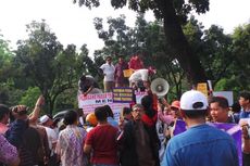 Ratusan Pedagang Pasar Geruduk Balai Kota dan DPRD DKI Jakarta
