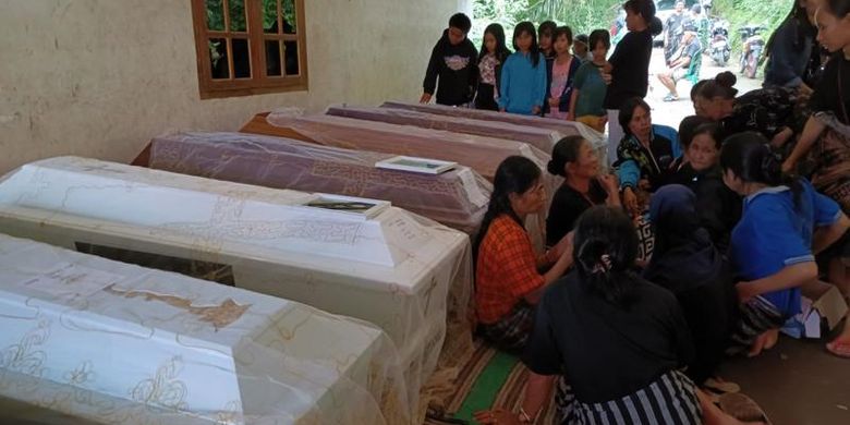 Kerabat dan warga meratap di sekeliling peti jenazah korban tanah longsor yang terjadi di Tana Toraja, Sulawesi Selatan.