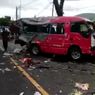 Hendak Menyalip, Minibus Angkutan Umum Tabrak Truk di Buleleng, Satu Tewas