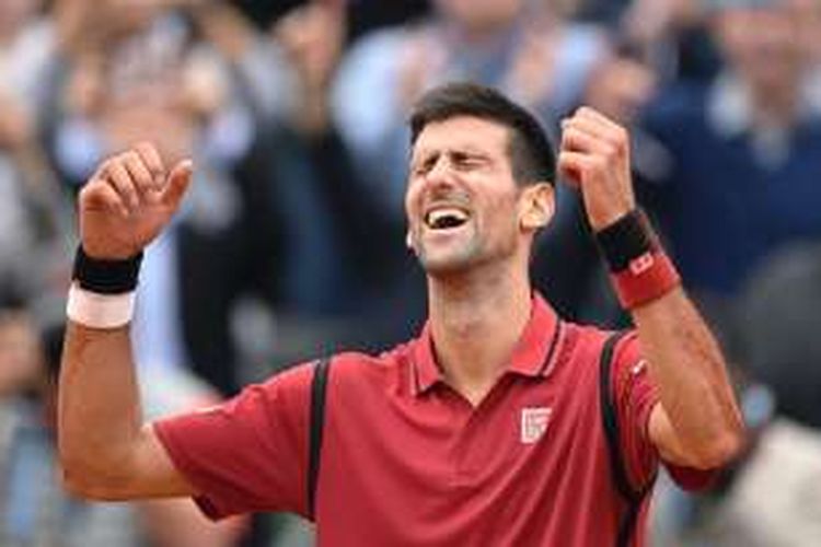 Novak Djokovic tak kuasa menahan suka cita seusai menjuarai Perancis Terbuka dengan mengalahkan Andy Murray, Minggu (5/6/2016). 