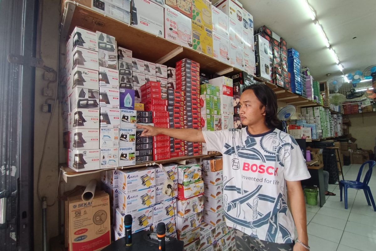 Pura-pura Belanja Barang Elektronik, Seorang Ibu di Klender Curi Setrikaan