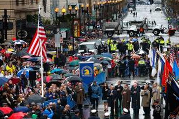 Peringatan satu tahun bom di Maraton Boston digelar di lokasi maraton, di Boston, Massachusetts, Amerika Serikat, Selasa (15/4/2014). Peringatan dihadiri Wakil Presiden Amerika Serikat Joe Biden, bersama para korban selamat, pemberi respons pertama, dan keluarga para korban meninggal.