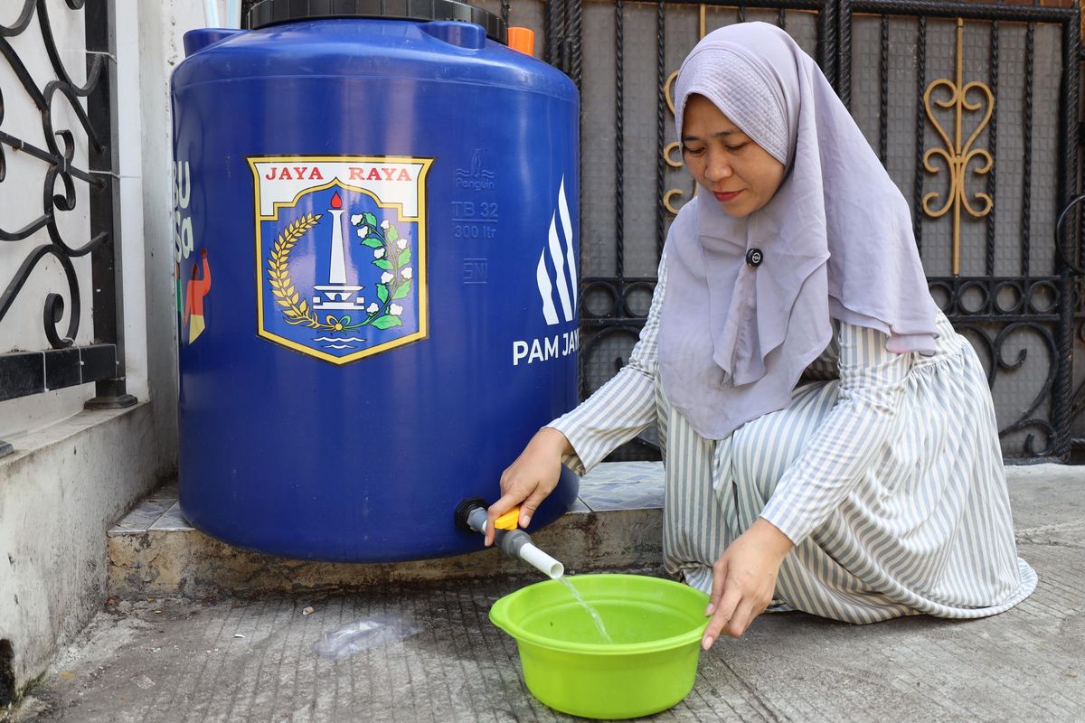Warga menerima bantuan toren air gratis dari PAM JAYA di Jakarta Utara sebagai upaya mendukung akses air bersih bagi rumah tangga.