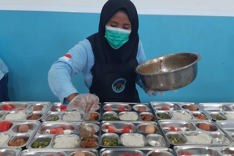 Melihat Menu MBG Hari Pertama di Dapur Umum Gagaksipat Boyolali, Ada Rendang dan Semangka