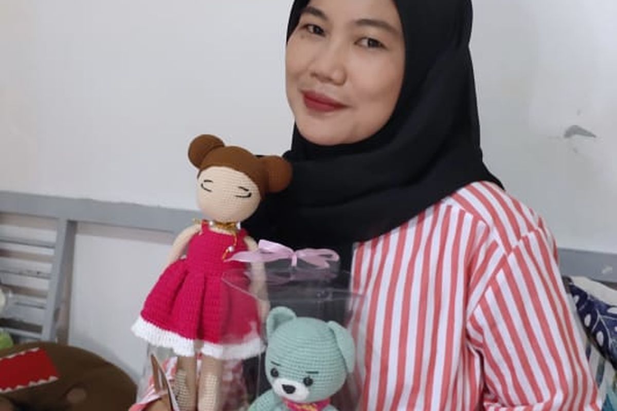 Santy, pemilik bisnis rajutan Sade yang awalnya hanya iseng mengisi waktu luang dengan merajut dan berujung menjadi cuan