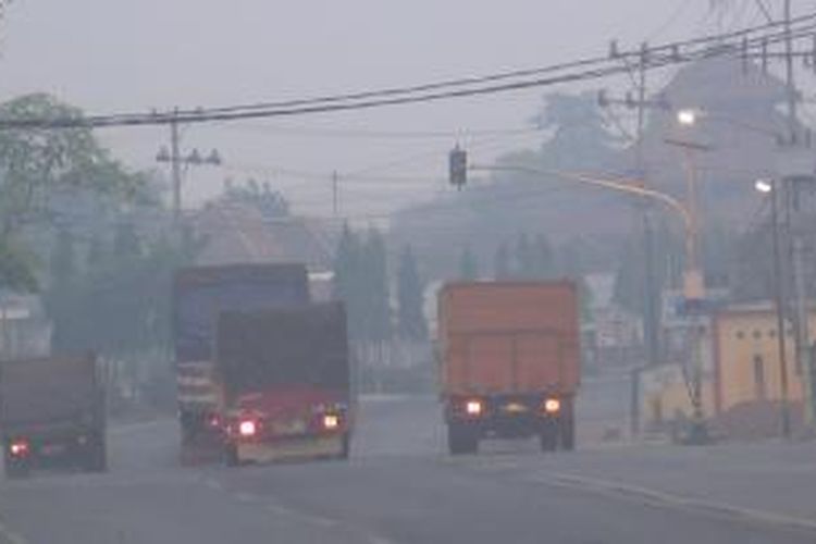 kabut asap tipis masih selimuti wilayah ogan ilir sumatera selatan selasa pagi (3/11/2015)