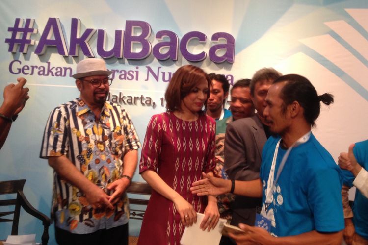 Duta Baca Indonesia Najwa Shihab (tengah) dan Rektor Universitas Multimedia Nusantara Ninok Leksono usai diskusi bertajuk #AkuBaca yang bertepatan dengan peringatan Hari Baca Nasional 2017 pada Rabu (17/5/2017). Diskusi ini dilaksanakan di Bentara Budaya Jakarta, Jakarta Barat.