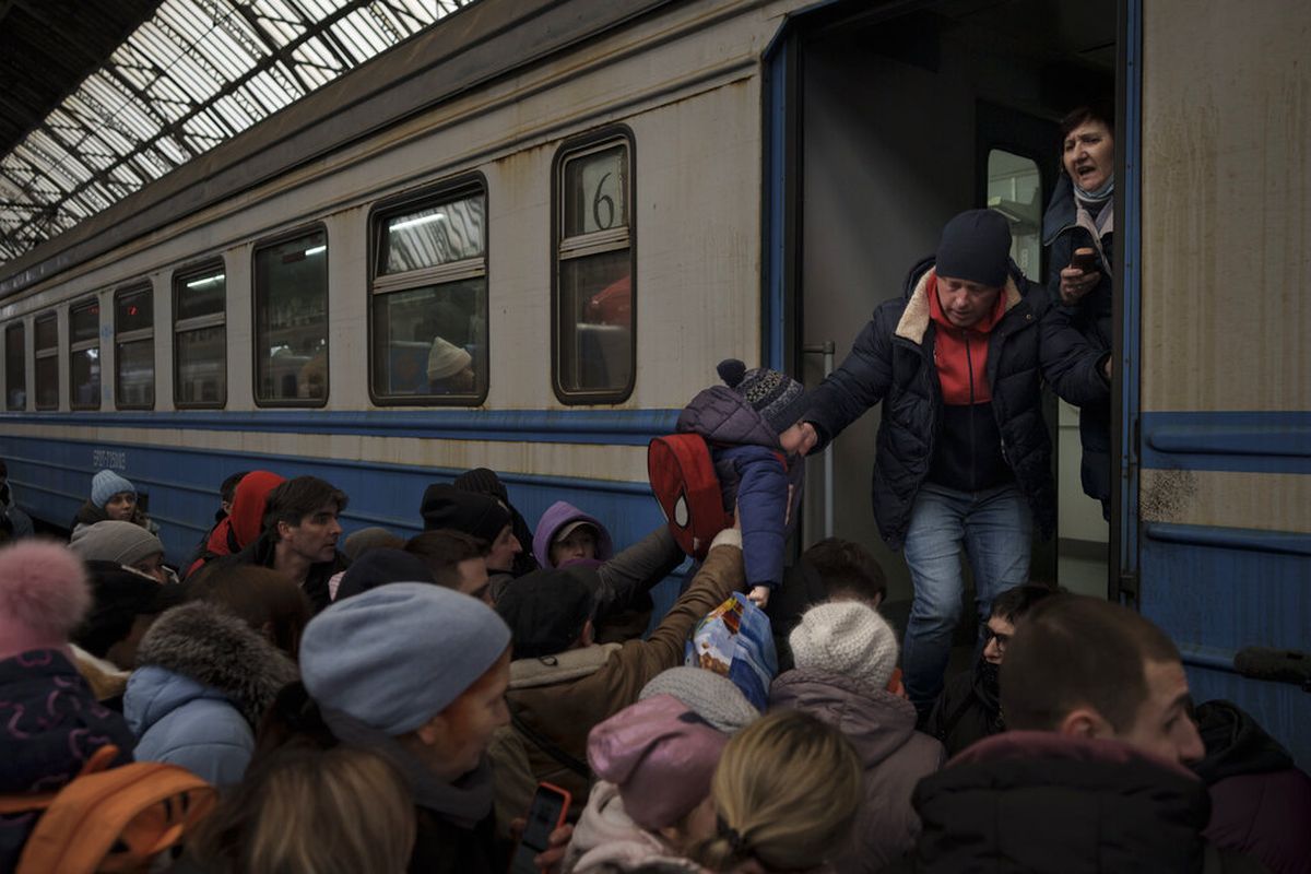 Penumpang bergegas naik kereta yang berangkat ke Slovakia dari stasiun kereta api Lviv, di Lviv, Ukraina barat, Rabu, 2 Maret 2022. 