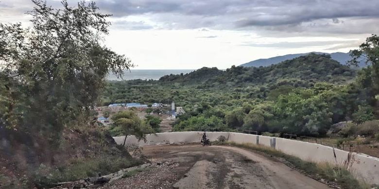 Keindahan pemandangan jalur Dili-Batugade di Timor Leste dengan kondisi medan yang cukup menantang.