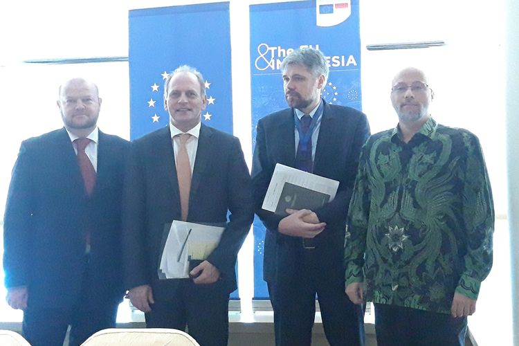 Delegasi Uni Eropa untuk Indonesia ketika memberikan keterangan kepada awak media mengenai hubungan dagang terutama soal minyak kelapa sawit di Jakarta, Kamis (5/9/2019).