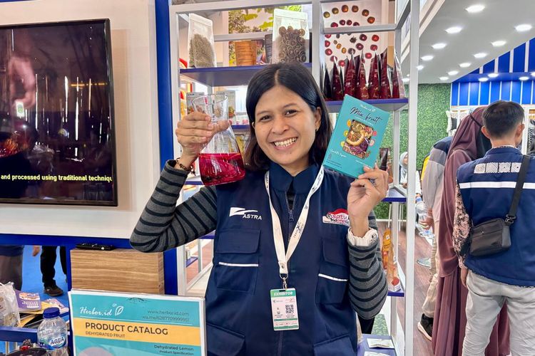 Founder Herboir.id, Upit (40) bercerita alasan dan perjalanan berbisnis buah kering, bekerja sama dengan petani lokal, hingga tantangan bisnis.