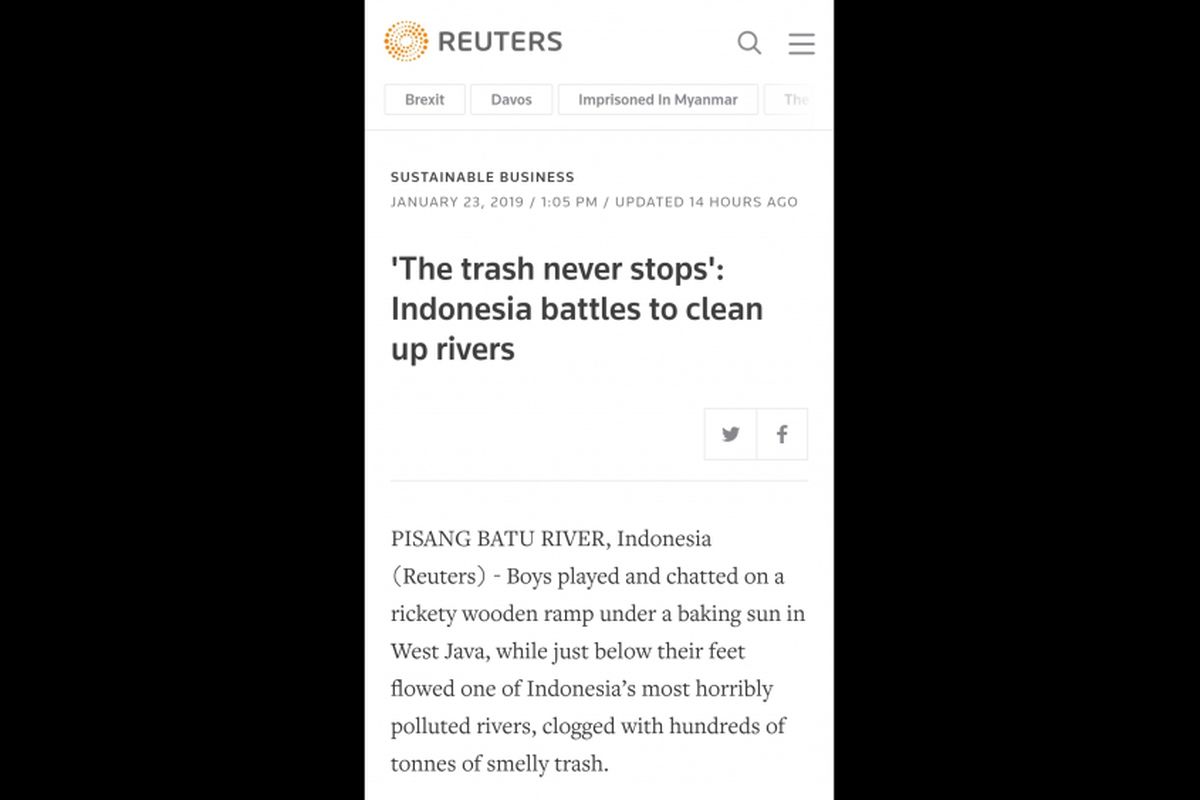 Media asal Inggris Reuters mewartakan sampah di Kali Pisang Batu, Kabupaten Bekasi, Kamis (24/1/2019).