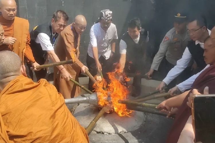 Ratusan umat Buddha dari sejumlah majelis menggelar ritual pengambilan api Dharma Tri Suci Waisak 2567 Buddhis Era (BE) di kawasan obyek wisata Api Abadi Mrapen, Desa Manggarmas, Kecamatan Godong, Kabupaten Grobogan, Jawa Tengah, Jumat (2/6/2023).