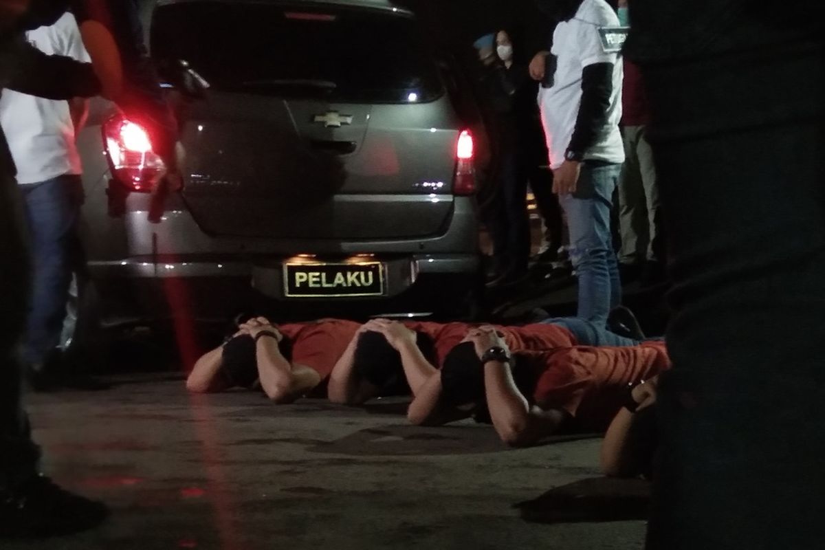 Adegan penggeledahan para rekonstruksi kasus penembakan enam anggota FPI di rest area KM 50 tol Jakarta-Cikampek, Senin (14/12/2020) dini hari.