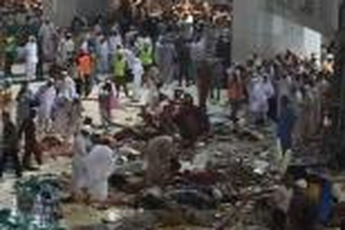 Sebuah alat berat proyek (crane) terjatuh di Masjidil Haram, Mekkah, Jumat (11/9/2015), dan menimpa para jemaah yang tengah melakukan shalat maghrib. 