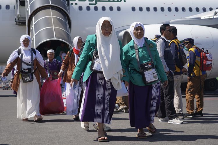 Jemaah haji kloter 1 yang tiba di Bandara Juanda, Sidoarjo, Kamis (12/6/2025).