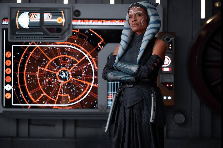 Aktris Rosario Dawson berperan sebagai Ahsoka Tano dalam serial Star Wars: Ahsoka.