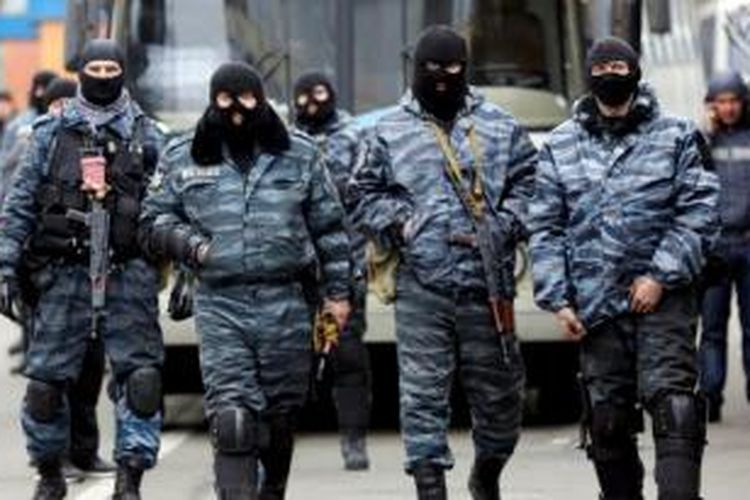 Pasukan polisi antihuru-hara Ukraina, Berkut, saat meninggalkan barak mereka di Kiev, Sabtu (22/2/2014).