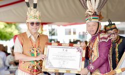 Perjuangkan Ketahanan Pangan, Zulhas Dapat Gelat Kehormatan dari Dewan Adat Dayak Kalteng