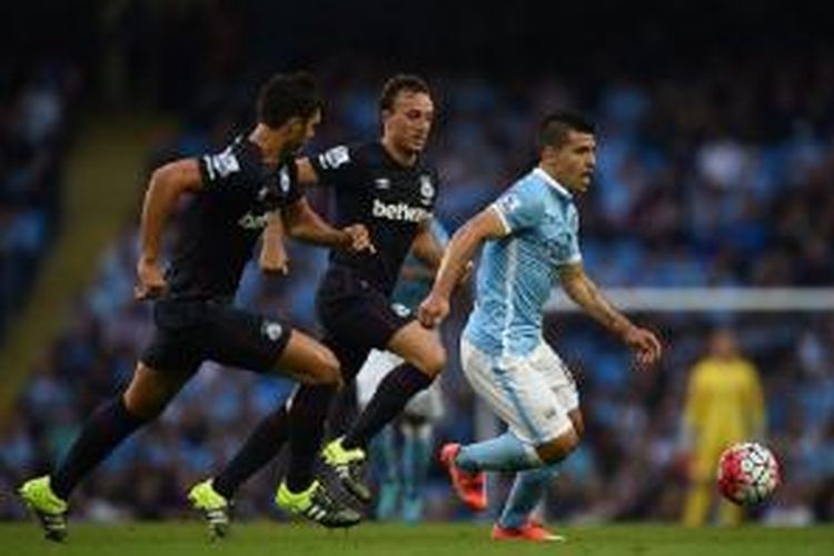 Penyerang andalan Manchester City, Sergio Aguero (kanan), dibayang-bayangi oleh dua pemain West Ham United pada lanjutan Premier League di Stadion Etihad, Manchester, Sabtu (19/9/2015)
