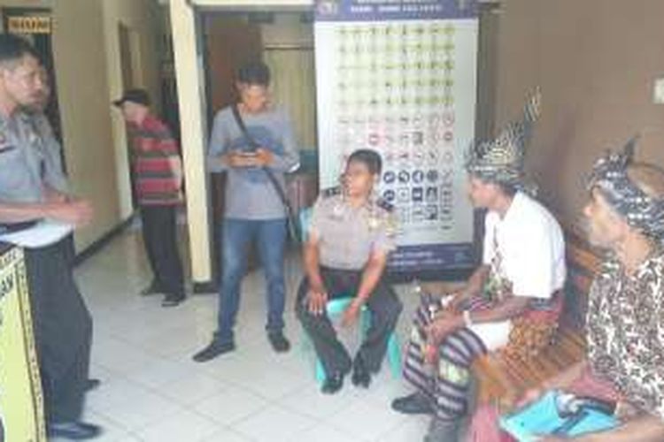 Tokoh adat Kota Kupang, Martinus Amabi Na’I Jabi Uf (kedua dari kanan) saat mendatangi kantor polisi