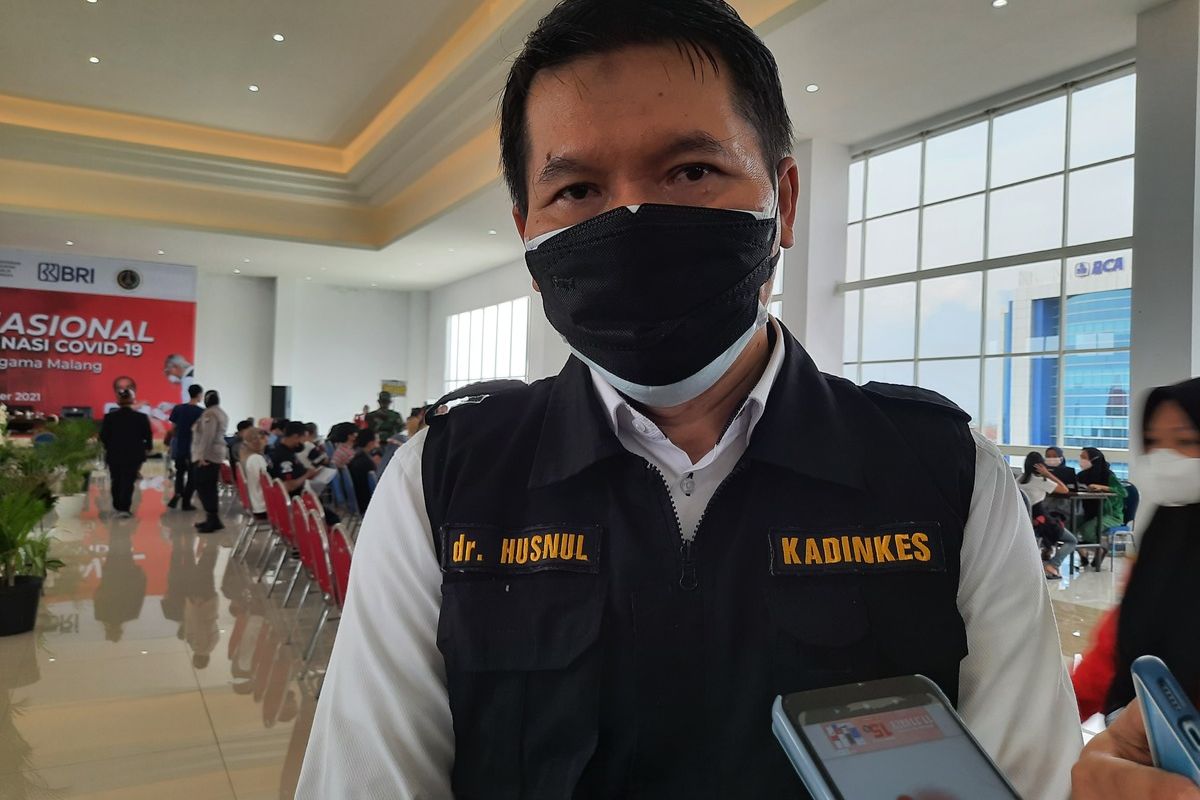 Kepala Dinas Kesehatan Kota Malang, Husnul Muarif saat diwawancara dalam vaksinasi di Universitas Widyagama Malang, Rabu (3/11/2021).