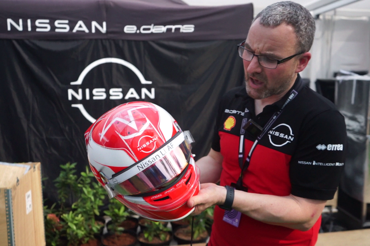 Helm pebalap Formula E, milik Maximilian Gunther dari tim Nissan e.dams