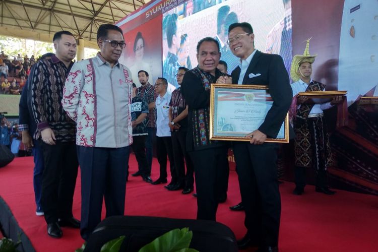 Belasan pengusaha nasional dan daerah mendapat penghargaan dari Gubernur NTT Frans Lebu Raya di acara syukuran akhir masa jabatan di GOR Oepoi Kupang, Jumat (13/7/2018). CEO Lippo Group James Riady mewakili pengusaha menyampaikan ucapan terima kasih.