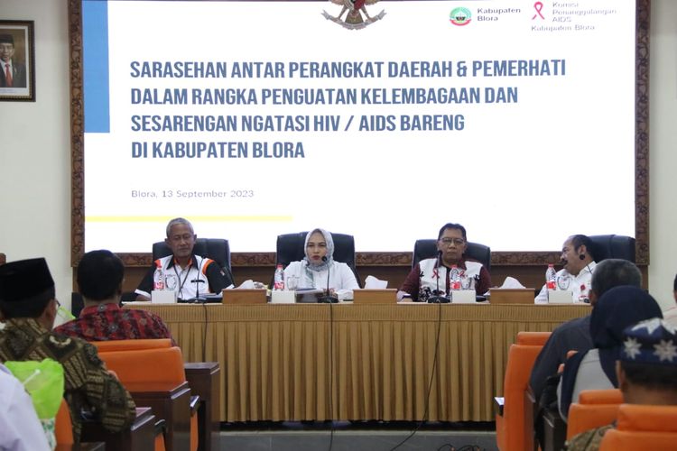 Wakil Bupati (Wabup) Blora Tri Yuli Setyowati saat memimpin Sarasehan Antar Perangkat Daerah dan Pemerhati dalam Rangka Penguatan Kelembagaan dan Sesarengan Ngatasi HIV/AIDS Bareng di Kabupaten Blora di Ruang Pertemuan Sekretaris Daerah (Setda) Blora, Rabu (13/9/2023).
