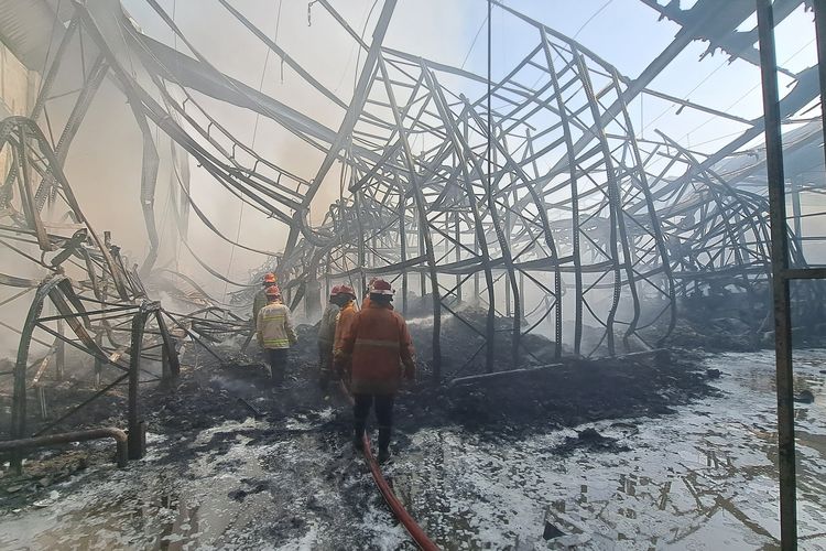 Petugas saat memadamkan api di gudang Lazada Sidoarjo, Jumat (8/12/2023).