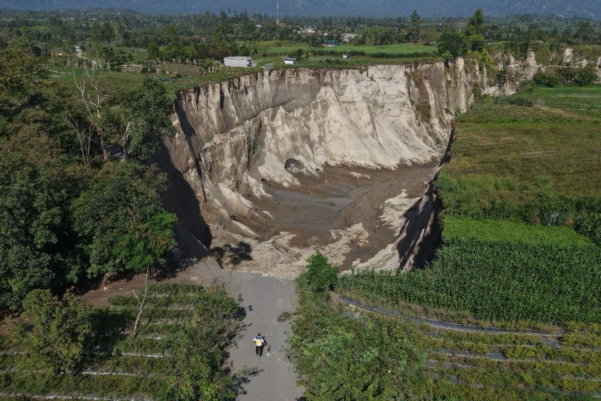 Area sinkhole di Kampung Pondok Balek, Kecamatan Ketol, Kabupaten Aceh Tengah, pada Jumat (12/6/2026).
