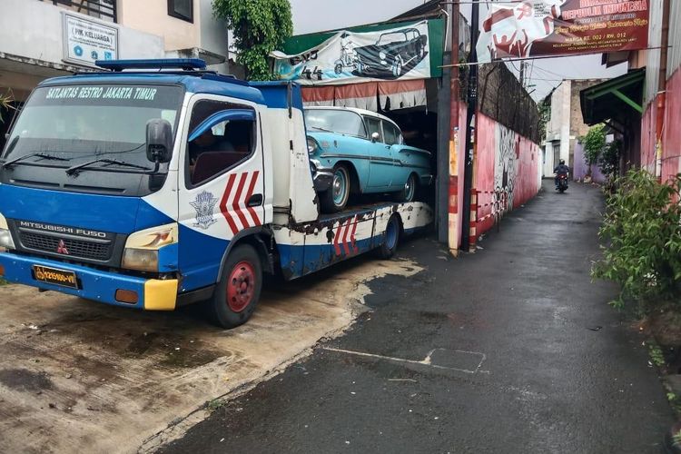 Tim Penyidik Komisi Pemberantasan Korupsi (KPK) menyita satu unit mobil klasik merek Chevrolet BLR 58 type Biscayne warna biru milik mantan Kepala Bea dan Cukai Makassar, Andhi Pramono.