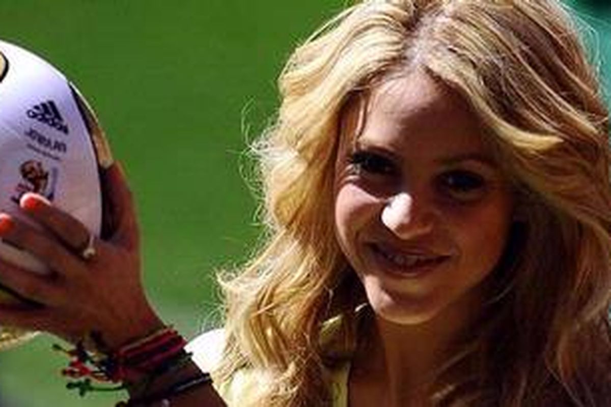 Penyanyi asal Kolombia Shakira memegang bola Jabulani, 