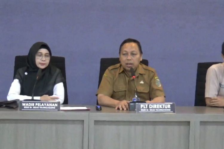 Plt Direktur RSUD dr. Iskak Tulungagung, menyampaikan keterangan terkait proses penanganan bayi kembar siam di Tulungagung Jawa Timur, Selasa (23/04/2024)