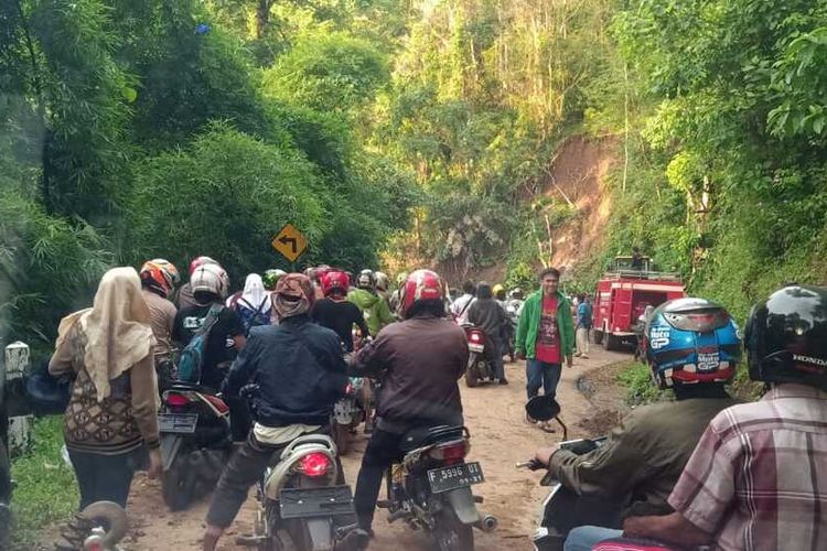 Sejumlah pengendara motor antre menunggu giliran melintas jalan di Tanjakan Cipeucang, Ciemas, Sukabumi, Jawa Barat, Senin (17/2/2020).