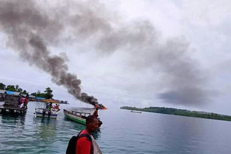 Speed Boat muat rombongan KPU  terbakar di kampung Deer Raja Ampat