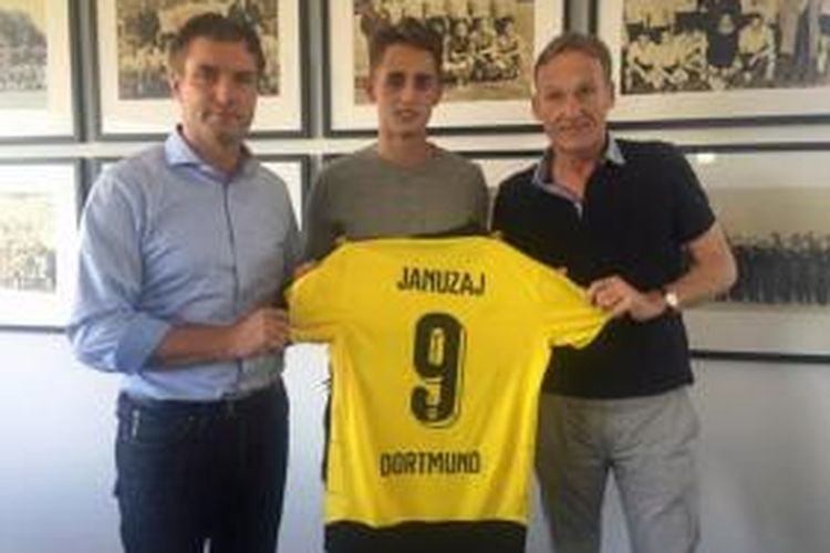 Adnan Januzaj (tengah) diumumkan sebagai pemain baru Borussia Dortmund, Senin (31/8/2015).