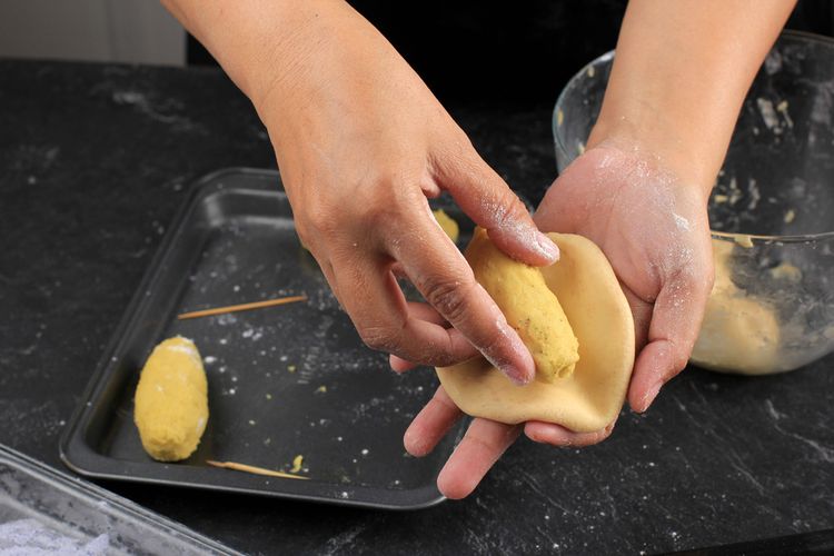 Ilustrasi pembuatan roti ubi ungu korea. 