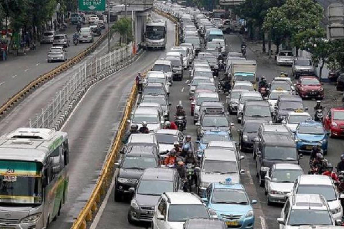 Kemacetan di Jalan Mampang Prapatan dari arah Mampang menuju Kuningan, Jakarta Selatan, Minggu (8/3/2015). Kemacetan di sejumlah ruas jalan Ibu Kota dan kota sekitarnya terjadi tidak hanya pada hari kerja, tetapi juga saat libur akhir pekan. 