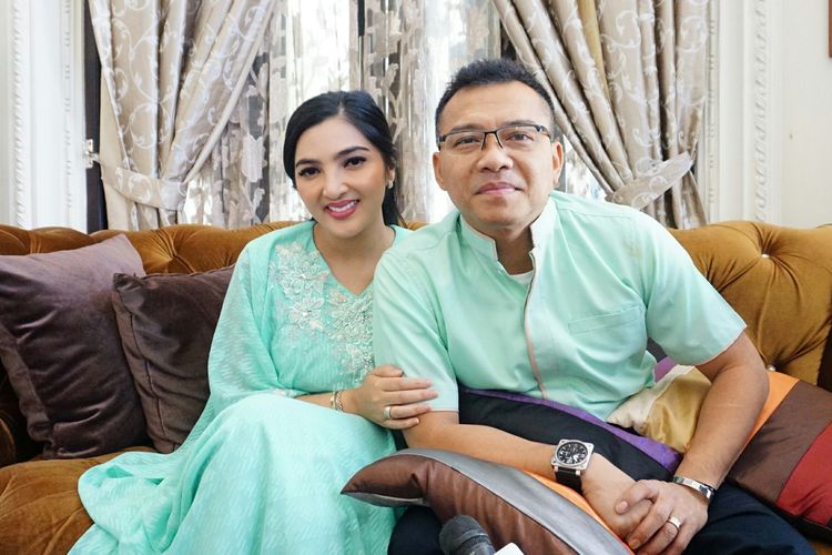 Artis musik Anang Hermansyah bersama Ashanty Siddik di kediaman mereka di kawasan Cinere, Depok, Jawa Barat, Rabu (5/6/2019).