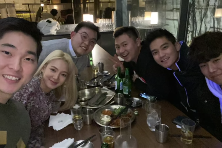 Presenter Boy William (dua dari kanan) dan Hyoyeon SNSD (dua dari kiri) bersama time mereka saat makan bareng di SM Cafe, Korea Selatan.