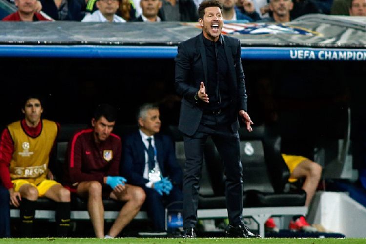 Diego Simeone memberi instruksi kepada para pemain Atletico Madrid pada semifinal pertama Liga Champions kontra Real Madrid di Stadion Santiago Bernabeu, Selasa (2/5/2017). 