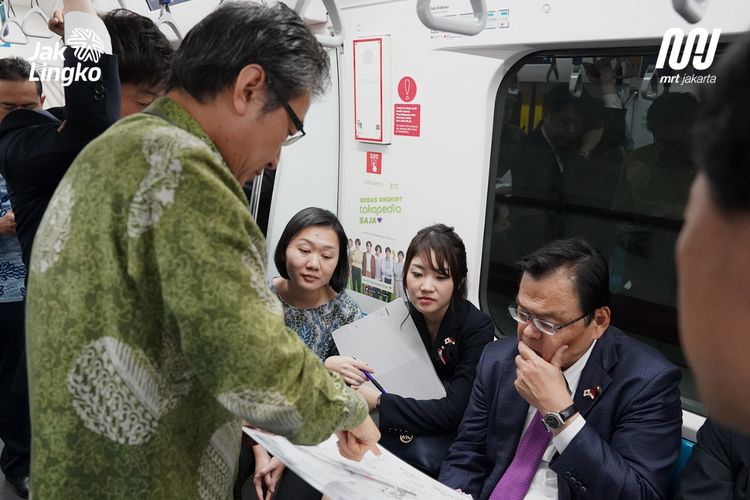 Menteri Pertahanan, Infrastruktur, Transportasi dan Pariwisata Jepang Akaba Kazuyoshi saat mencoba naik MRT Bundaran HI menuju Stasiun Istora Mandiri.
