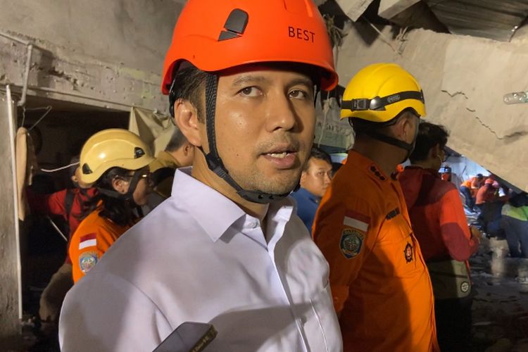 Wakil Gubernur Jawa Timur Emil Elestianto Dardak menunggu info akurat penyebab atap ponpes ambruk di Situbondo, Jatim.