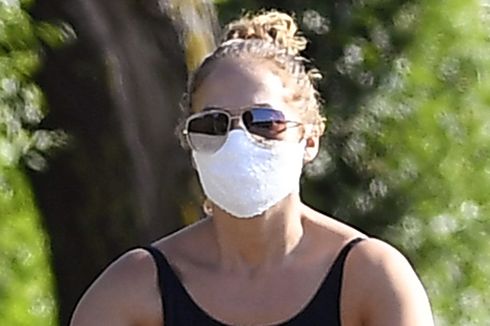 Gaya Santai J-Lo dengan Pakaian Renang dan Sneaker saat Bersepeda