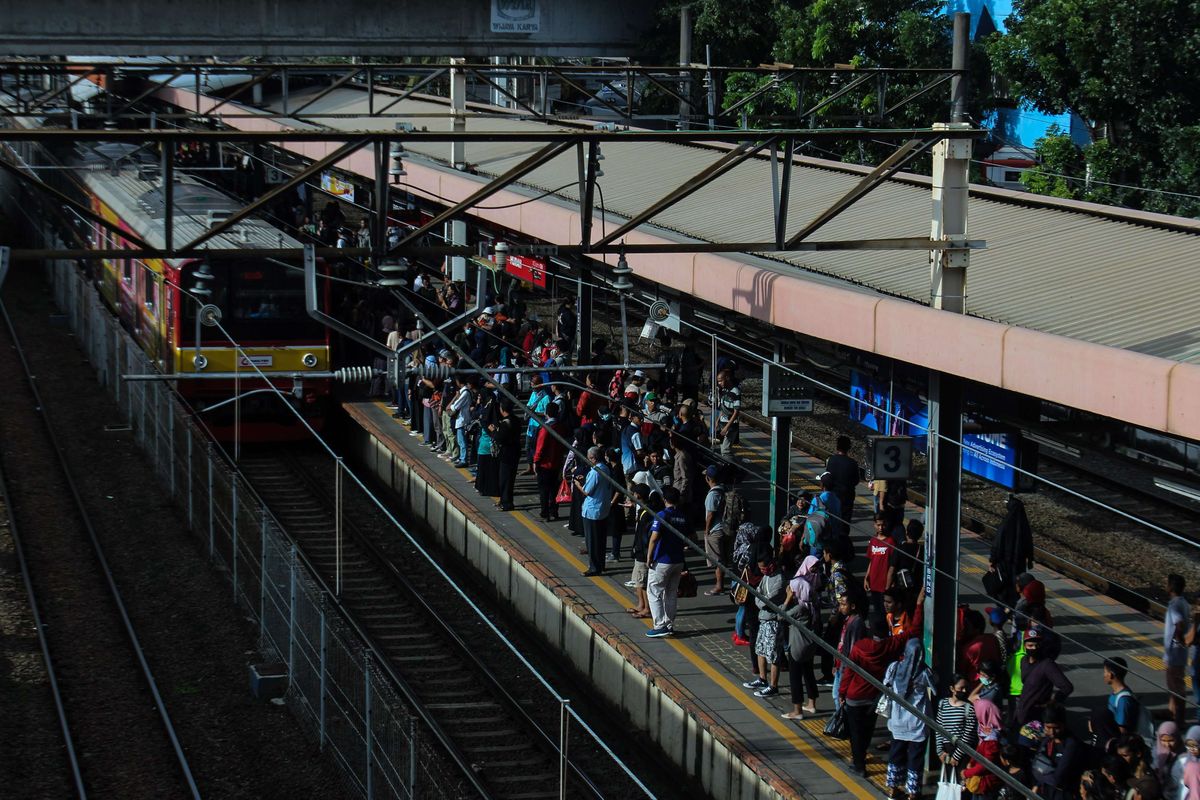 Para pengguna KRL menunggu kereta tujuannya di Stasiun Tanahabang, Jakarta Pusat, Jumat (14/2/2020). PT. Kereta Commuter Indonesia (KCI) dan PT. Kereta Api Indonesia Daerah Operasi 1 Jakarta melakukan rekayasa terhadap perjalanan commuter line atau kereta rel listrik (KRL) selama sebelas 11 hari mulai Kamis (13/2/2020) hingga Minggu (23/2/2020).
