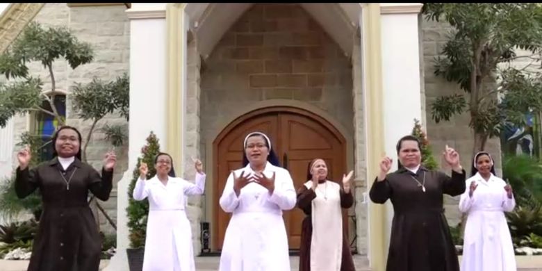 Enam suster di Gereja Katolik Santo Yusup Jember saat menyanyikan lagu Selamat Idul Fitri sebagai ucapan selamat Lebaran untuk umat muslim . 